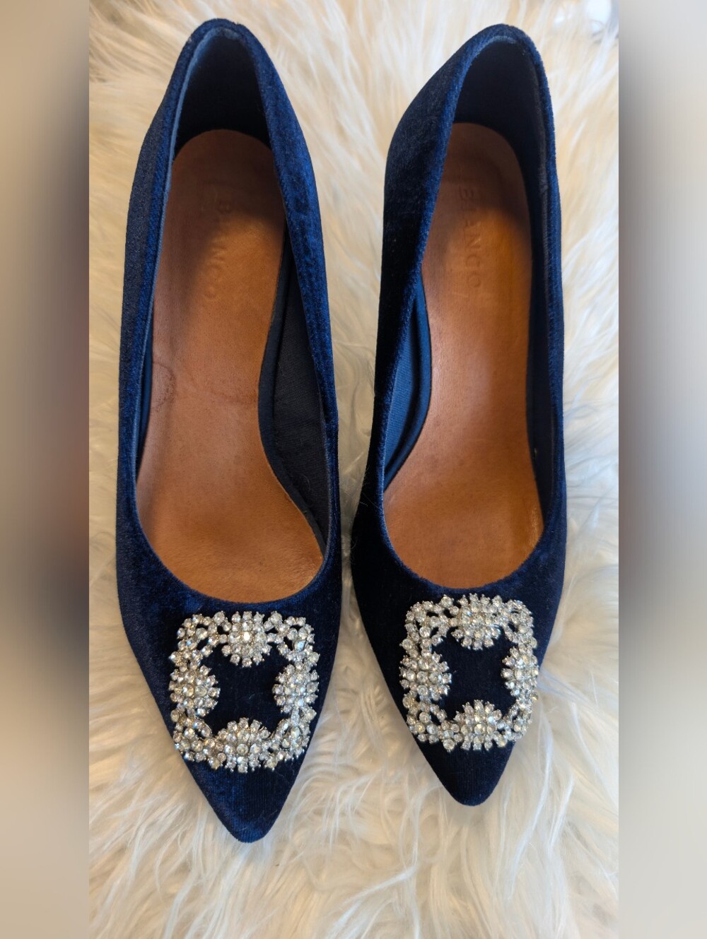 Beautiful Blue Velvet 1970's Vintage Heels - Picture 2 of 6